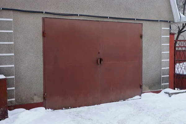 Brown Iron Gate Väggen Ett Gammalt Garage Utanför Vit Snö — Stockfoto
