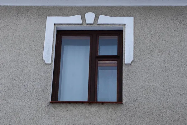 Ein Großes Braunes Fenster Einer Grauen Stuckwand — Stockfoto