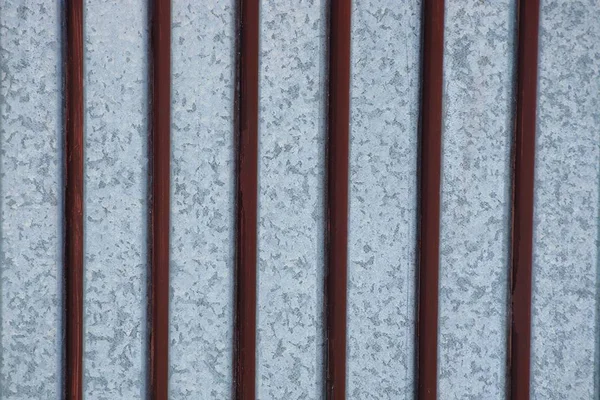 灰色墙上的棕色铁条的金属纹理 — 图库照片