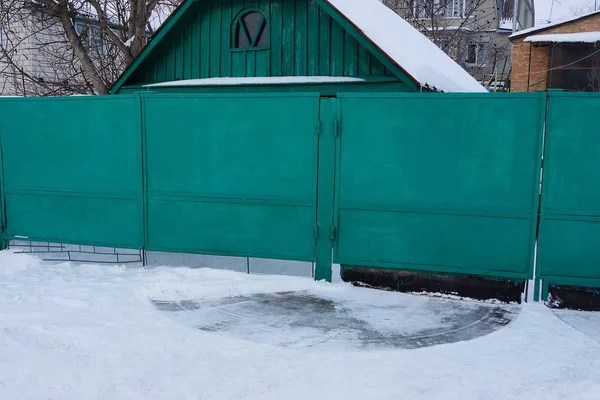 Частные Зеленые Металлические Ворота Сельской Улице Белом Снегу — стоковое фото