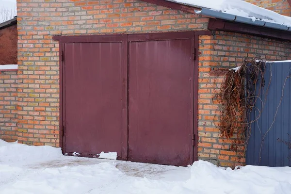 Portão Ferro Marrom Parede Uma Garagem Velha Fora Neve Branca — Fotografia de Stock