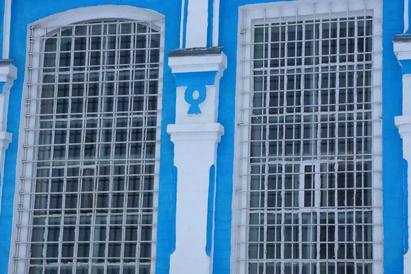 Два Старых Железных Прутка Голубой Белой Стене Здания — стоковое фото