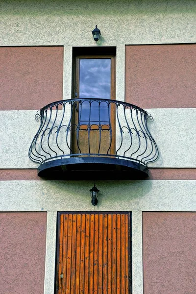 Balcón Hierro Puertas Fachada Una Casa Privada —  Fotos de Stock