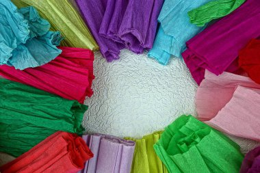 Beyaz bir arka plan üzerinde farklı renkteki buruşuk Kağıt