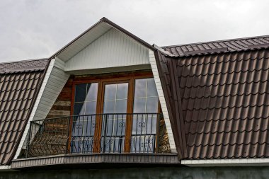 Balkonlu özel bir binanın dış cephe