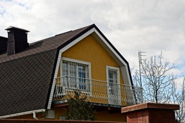 Balkonlu özel bir binanın dış cephe