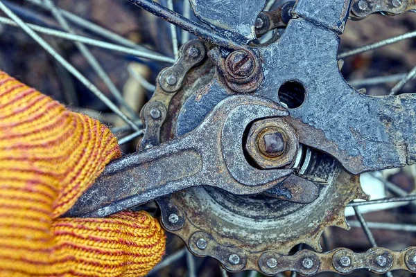 Hand Mit Schraubenschlüssel Und Mutter Fahrrad — Stockfoto