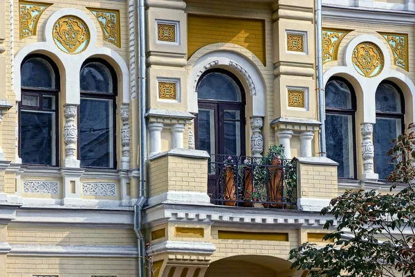 Varanda Com Vasos Flores Fachada Edifício Com Janelas — Fotografia de Stock