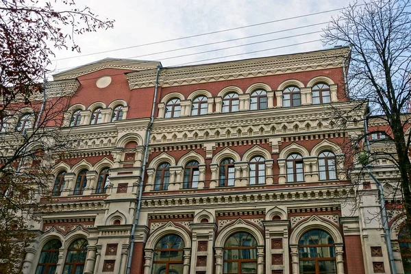 Gökyüzü üzerinde çok penceresi olan büyük bir ev cephe