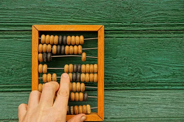 Alte Scheine Aus Holz Und Eine Hand Mit Einem Finger — Stockfoto