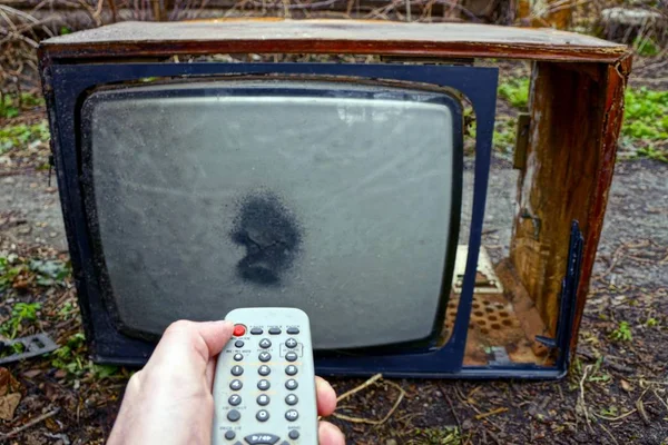 Staré Televize Dálkové Ovládání Ruce Ulici — Stock fotografie