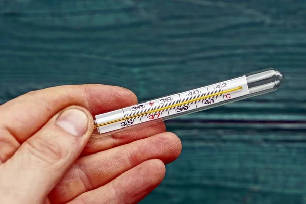 Glazen Thermometer Hand Een Groene Achtergrond — Stockfoto