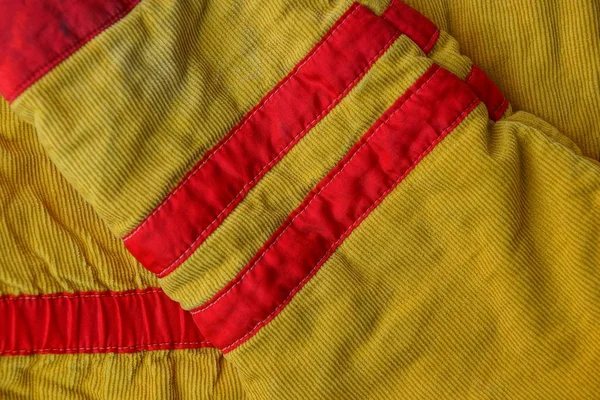 Жовтий Червоний Смугастий Тканинний Фон Старого Шматка Одягу Рукавом — стокове фото
