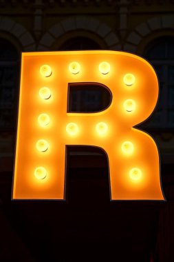 Işıklı ampuller reklam büyük mektup