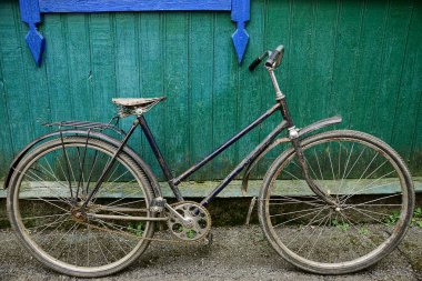 Kırsal bir evin ahşap bir yeşil duvar arka plan üzerinde Retro Bisiklet