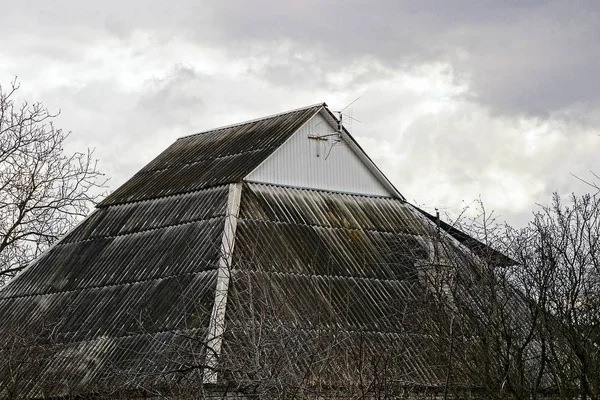 Das Dach Mit Einer Alten Grauen Schiefertafel Gegen Den Himmel — Stockfoto