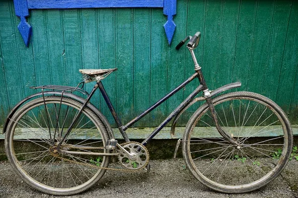 在农村房屋的木制绿墙背景下的复古自行车 — 图库照片