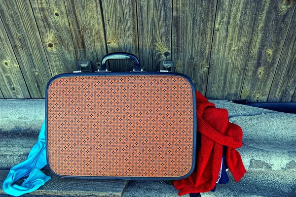 Suitcase Clothes Gray Wall — Stock Photo, Image
