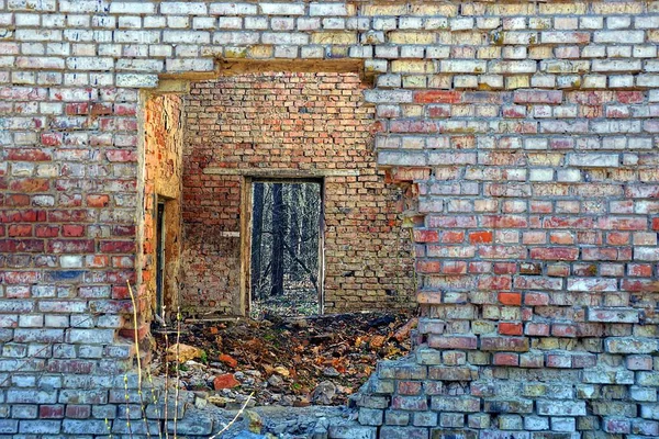 Ruinen Eines Backsteinhauses Mit Einem Loch Der Wand — Stockfoto