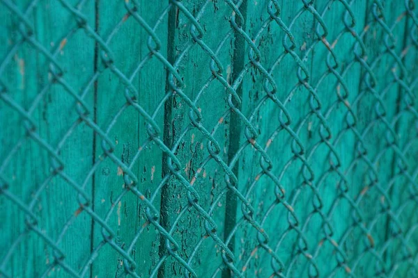 グリーン グリッドと緑の木製フェンス — ストック写真