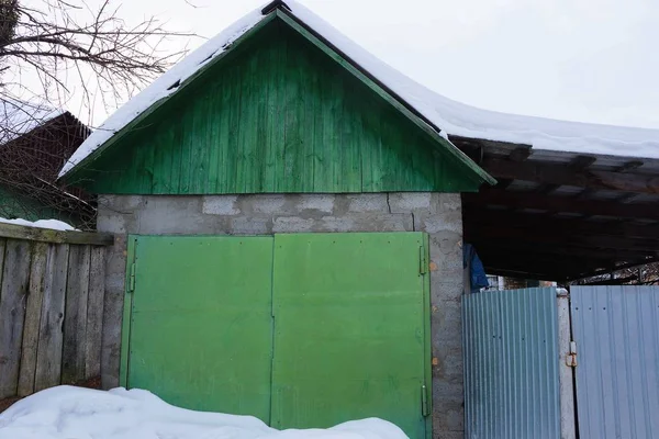 Fachada Garagem Com Portões Ferro Verde Rua Snowdrifts Neve Branca — Fotografia de Stock