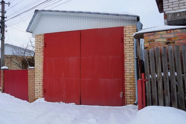 Fachada Uma Garagem Velha Com Portão Ferro Vermelho Rua Nos — Fotografia de Stock