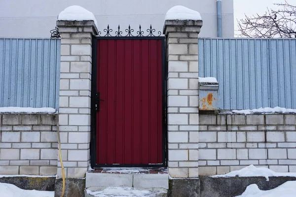 Stängt Röda Dörr Metall Och Grå Tegel Staket Utomhus Snön — Stockfoto