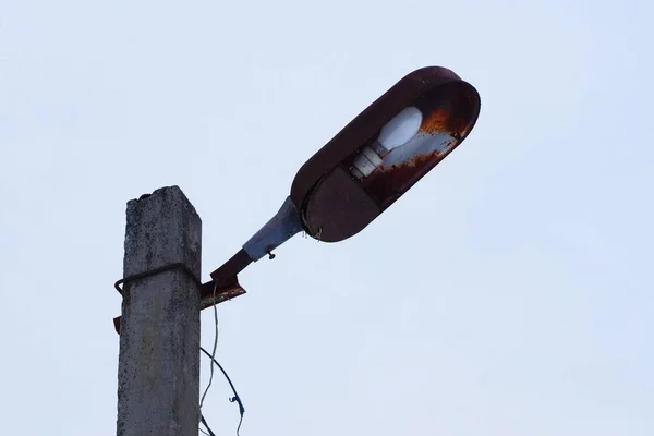 Vieja Linterna Oxidada Con Una Lámpara Blanca Sobre Pilar Hormigón — Foto de Stock