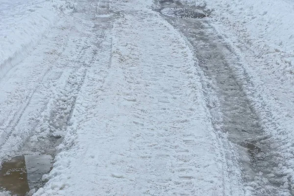 Ayak Izleri Birikintileri Kirli Kar Ile Yolun Bölümü — Stok fotoğraf