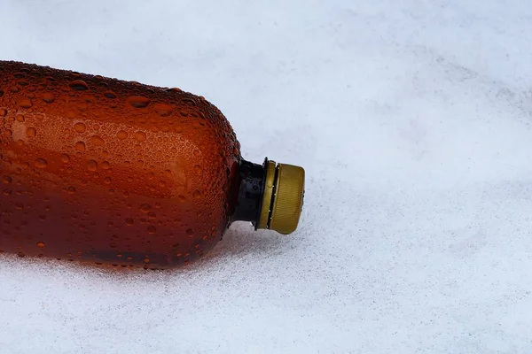 Kawałek Mokre Brązowy Butelka Plastikowa Białym Śniegu — Zdjęcie stockowe