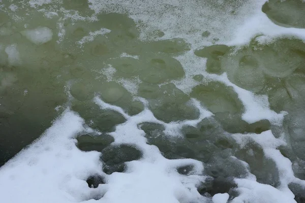 白色绿色天然纹理的冰雪与足迹 — 图库照片