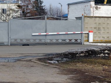 Gri demir kapıları önünde engel