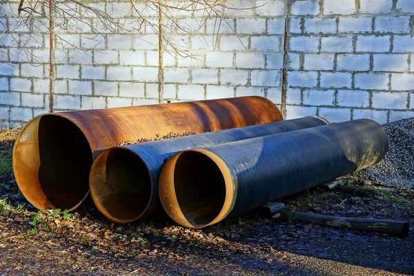 Grandes Tuberías Hierro Encuentran Calle Cerca Carretera — Foto de Stock