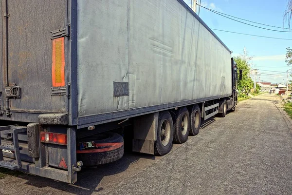 Teil Eines Grauen Lastwagens Mit Container Auf Der Straße — Stockfoto