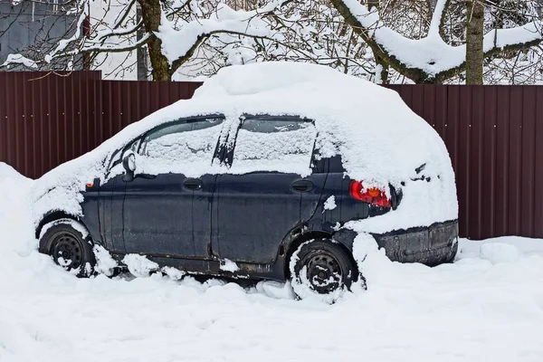 Auto Blu Sotto Neve Bianca Cumulo Neve Sulla Strada Vicino — Foto Stock