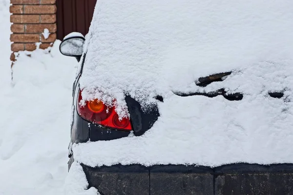 Blaues Auto Unter Der Schneeweißen Schneewehe Auf Der Straße Neben — Stockfoto