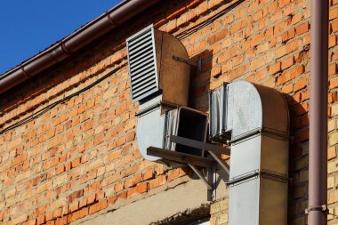 gri uzun metal kukuIeta bir kahverengi tuğla duvar parçası