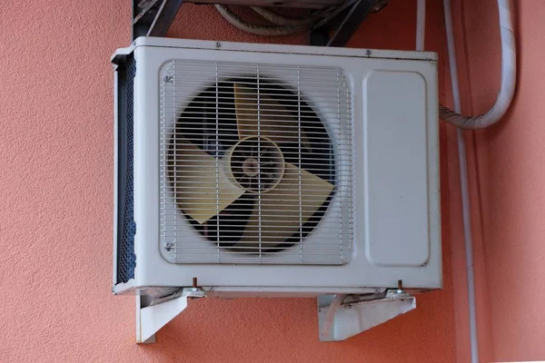 Grote Grijze Airconditioner Met Ventilator Bruine Muur Van Het Gebouw — Stockfoto