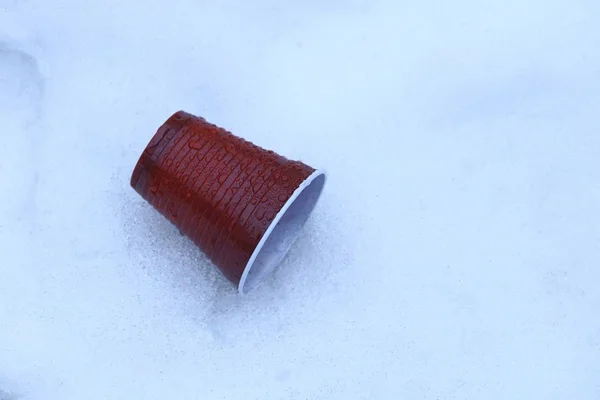 Lege Natte Rode Plastic Beker Ligt Witte Sneeuw Buiten — Stockfoto