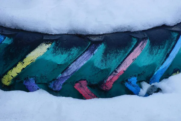 Deel Van Een Oude Band Wiel Gekleurde Verf Witte Sneeuw — Stockfoto