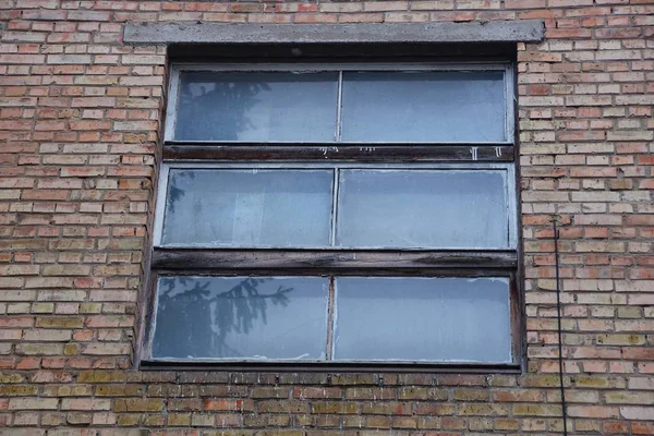 Une Vieille Fenêtre Grise Sur Mur Briques Brunes Bâtiment — Photo