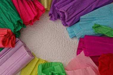 Beyaz bir arka plan üzerinde farklı renkteki buruşuk Kağıt