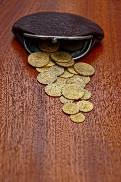 Oude Portemonnee Met Munten Tafel — Stockfoto