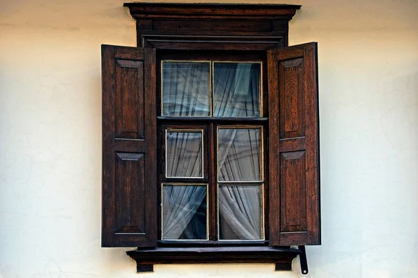 Une Vieille Fenêtre Brune Bois Avec Volets Sur Mur Gris — Photo