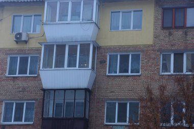 balkon ve eski bir ev kahverengi duvarda pencereler bir dizi