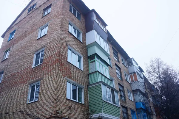 Parte Una Casa Ladrillo Marrón Con Una Serie Balcones Ventanas — Foto de Stock