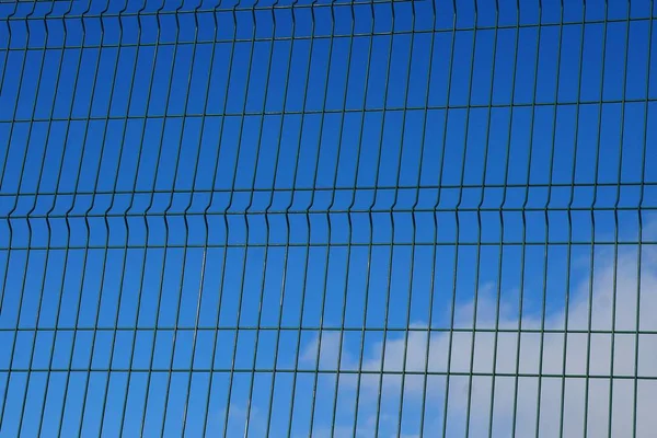 Metallstruktur Eines Grünen Eisengitters Gegen Himmel Und Wolken — Stockfoto