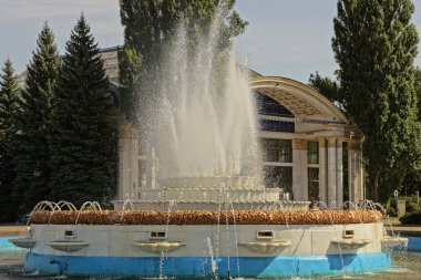 jetler ve yeşil ağaçlar ile bir parkta su sıçramalarına ile büyük eski çeşme