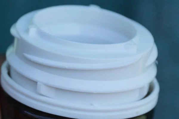 Частина Відкритої Білої Пластикової Медичної Пляшки Зеленому Фоні — стокове фото