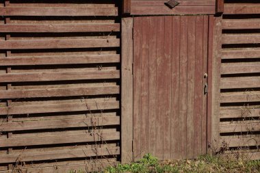 kahverengi ahşap kapı duvar panoları yeşil çim çit